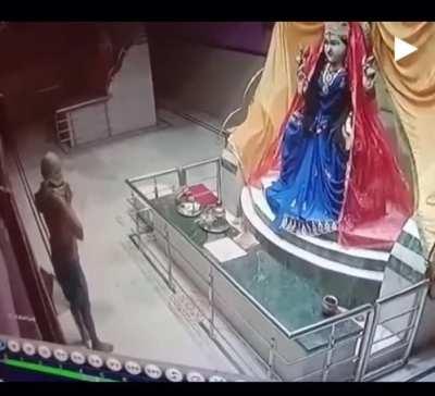 Thief gets scared, asks god for forgiveness before stealing temple money