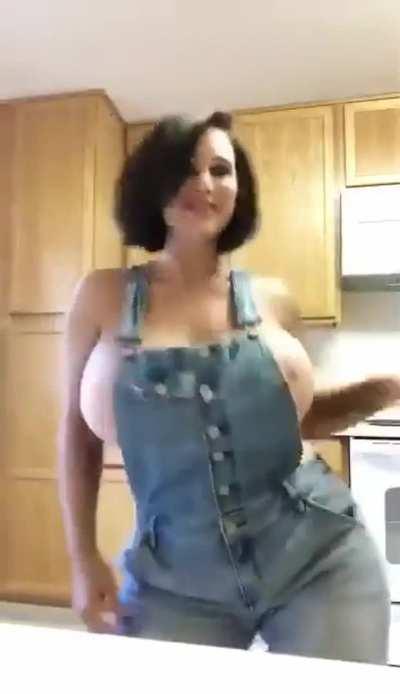 big sexy woman dancing whit big tits