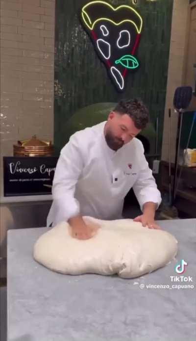 Vincenzo Capuano, 3rd gen pizza master, makes a Margherita pizza