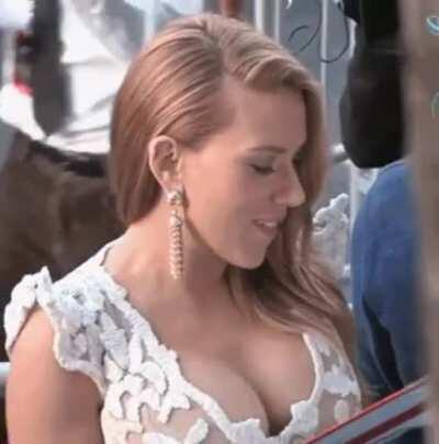 Scarlett Johansson Flaunting Her Tits