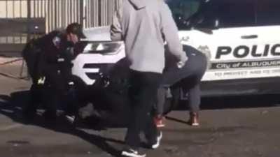 Guy gets robbed in broad daylight while simultaneously resisting arrest.