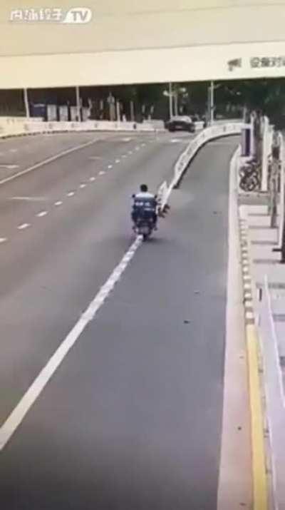 Man crashes a bike