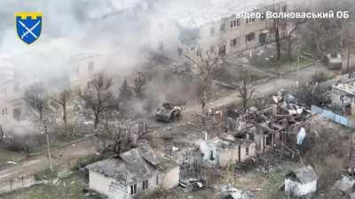 Heavy urban fighting continues in Krasnohorivka. Drone footage was shared by 109th Territorial Defense Brigade. Close Call At 0:52.