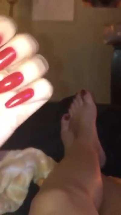 My friend know i like feet and always send me these type of vid