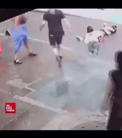 Man tries to save electrocuted woman in puddle but suffers the same fate. In Izmir, Turkey