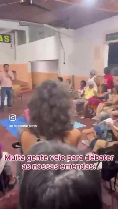 O que mais me encanta no video é a área de recreação para as crianças ali no meio da reunião