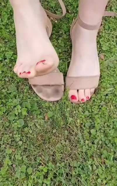 Its been a hot day, wanna suck my toes outside?😈💦