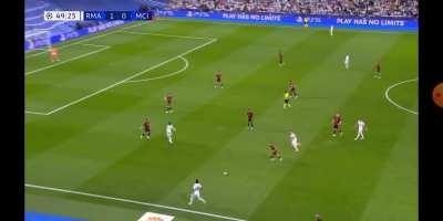 [Champions League Semifinal first leg] 49' Real Madrid's 29 pass move culminating in a chance for Karim Benzema