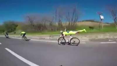 This cyclist unclips from his pedals, lies down on the seat and stretches out to achieve ultimate aerodynamic efficiency and overtake others.