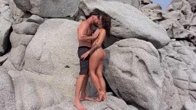 Kissing on the beach😻