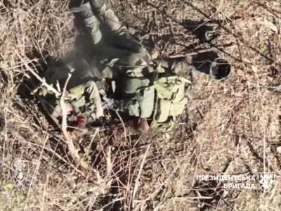 Wounded Russian soldier gets pinned under the body of his comrade who was instantly killed by the same drone strike