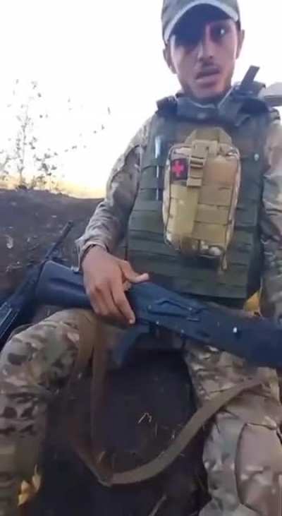 Yemeni mercenary among Russian soldiers teaching / brushing up on some words