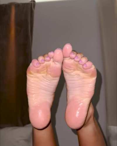 Please cum on my slippery lubed up soles 👅👣