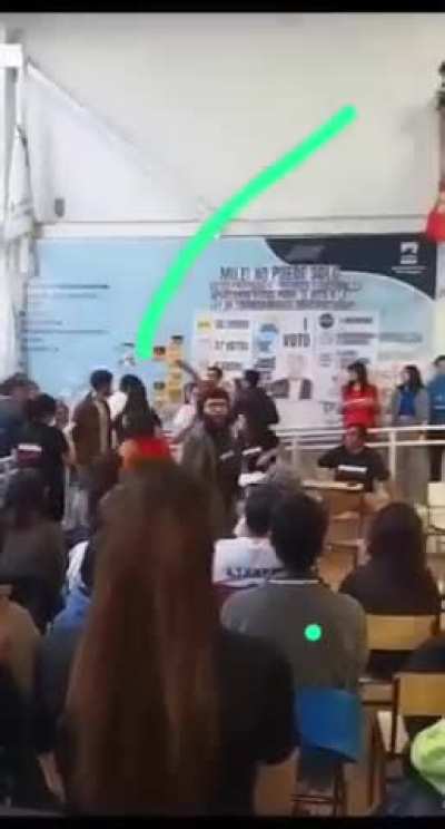 Así empujado en una asamblea a un egresado que quería hablar en contra de la toma