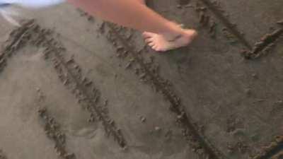 A High schooler made a maze on the beach with a stick