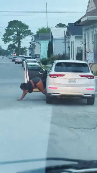 Woman shuts down the street for a twerk session