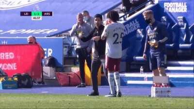 Arteta explaining to Elneny how nun-chucks work (credit to u/stepintospring for title and gif request)