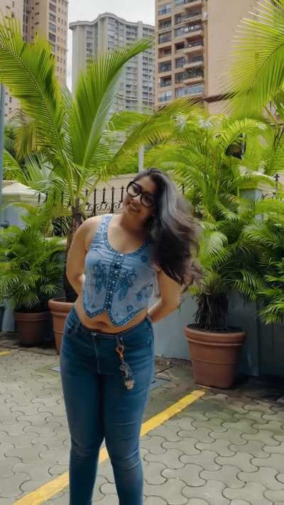 Nikita Sharma in blue cropped blouse