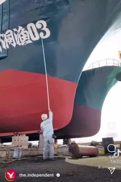 Painting a ship’s name on its hull, “freehand”