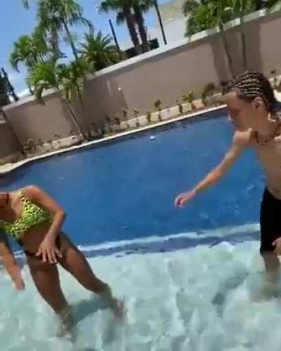 Rebola a Bunda na piscina gostosa