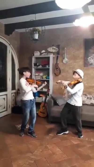 This kids playing &quot;Viva la Vida&quot; by Coldplay on their violins!