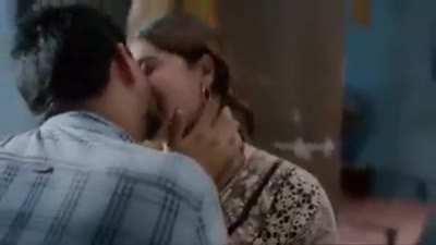 Marathi actress Tejaswini Pandit hard kiss