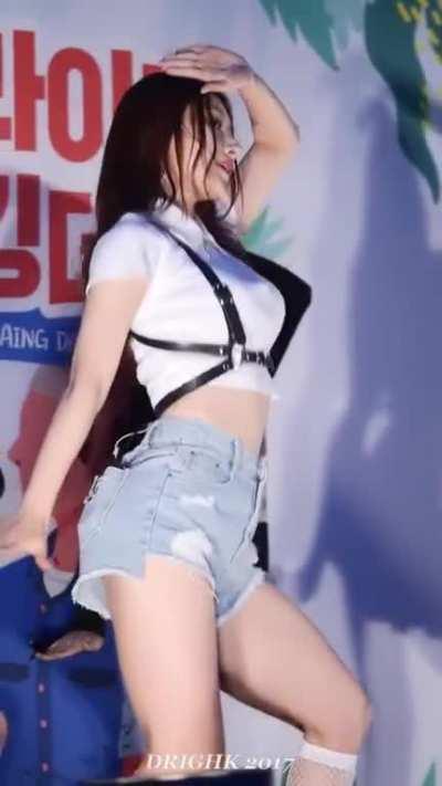 Dreamcatcher - Sua's Thighs (ft. Jiu's butt)