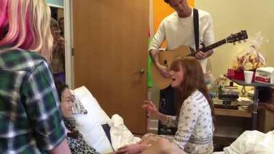 Florence Welch brought a mini-concert to a girl battling cancer who couldn't attend her concert as she fell ill