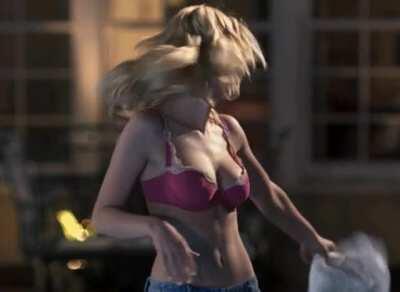 Elisha Cuthbert in Girl Next Door