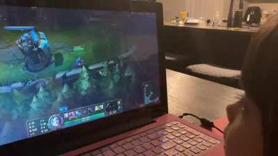 We’ve been watching a lot of LEC and LCS at home, and our 4-year-old twins are starting to like it. So they asked to try it. Here’s one of them playing Jinx, her favorite.