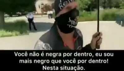 Homem branco do BLM diz que mulher negra não é tão negra quanto ele