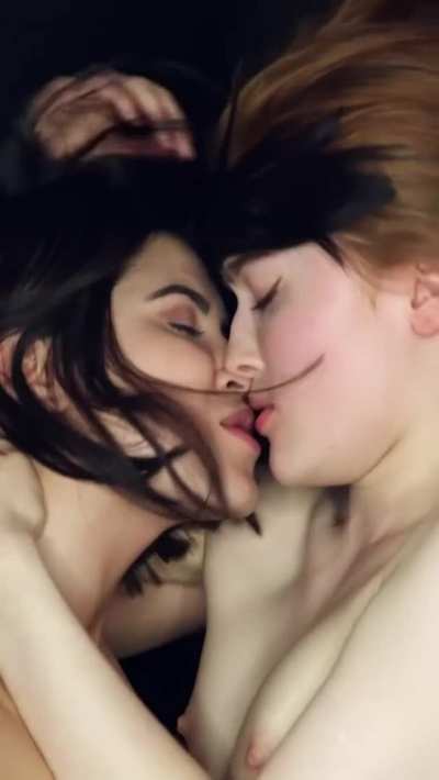 Jia Lissa Lady Dee Passionate Kissing