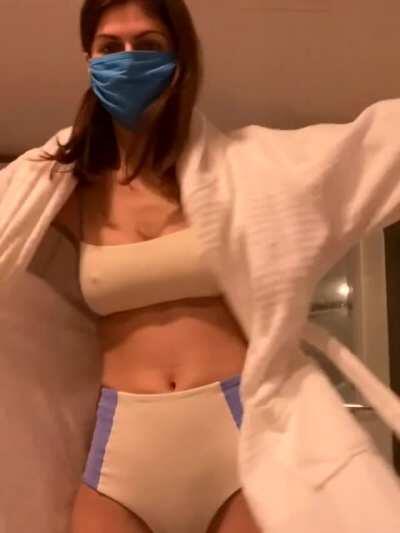 Alexandra Daddario's nipples getting harder during her new video