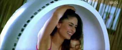 Bebo in a mood to seduce in Kambakth Ishq