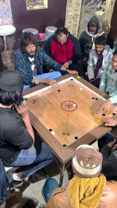I didn’t know this game existed but watching people play Carrom King is kinda mesmerizing