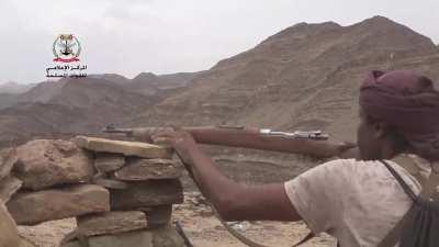 Pro-Hadi fighter receives accurate fire as he engages Houthi positions with a Kar-98 rifle. Ma’rib, Yemen (26/07/2021)