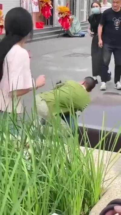 Man in Tianjin, China holds a woman hostage with a pair of scissors moments before the situation was de-escalated