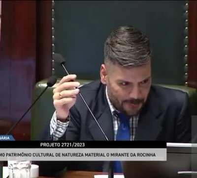 Ex-mayor and current member of the Rio De Janeiro city council accidentally livestreams himself taking a shit in court 