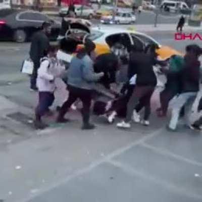 Diyarbakır'da bir grup kız çocuğu, kendilerinden mendil almayı reddeden genç kızı dövdü.