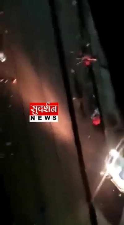 [Delhi] Muslim mob pelting stones on Delhi Police in Simapuri. There are 100+ such Muslim enclave where Law & Order of State does not apply. 10 including Moinul Sheikh and Rukhsana arrested.