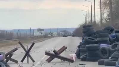 Enerhodar, 14:50PM, 28/02/2022. Brave Ukrainians setting up barricades to the Russian Army in front of them!