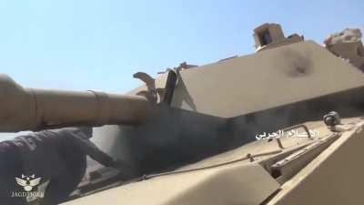 Saudi M1A1 badly damaged by Houthis. Crew member KIA at 1:00.