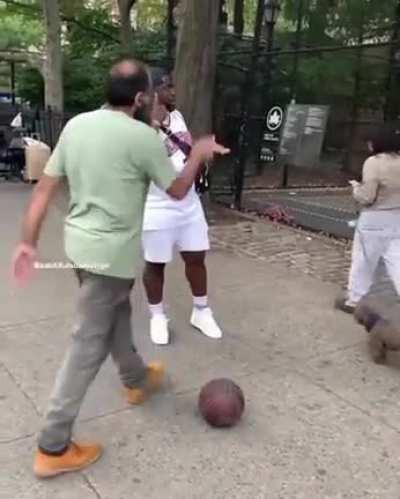 Only in NYC. This court is called “The Cage” and it’s legendary. Best basketball skills you’ll ever see. ( via beautifulsoulsinnyc/IG)