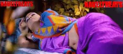 Bhabhi flaunting her deep navel hole
