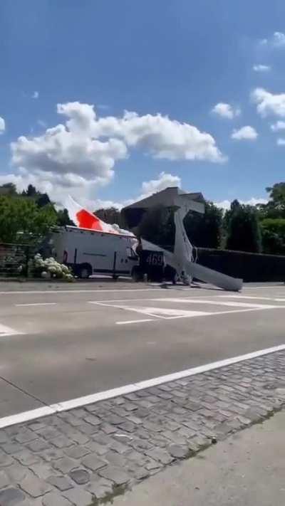 Man survives plane crash thanks to the plane's parachute