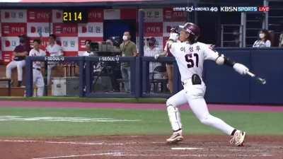 The girl is holding a sign saying &quot;Send the ball to here, Lee Jung-hoo(batter)&quot;