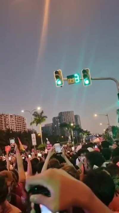 Filipinos in a rally cheering when the traffic light hit zero