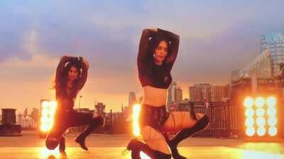 Kriti Kharbanda’s best thigh shake ever.l at the end. They cut it out from the Original Music Video.