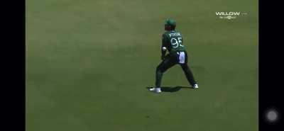 Doesn’t even attempt to take the catch & blames the keeper immediately: PAK catching in a nutshell.
