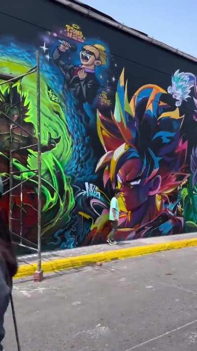 Un enorme mural en homenaje a Akira Toriyama, fue inaugurado en Lima, Perú. 🇵🇪 Este mural tiene 110 metros de largo y contó con la participación de 45 artistas.